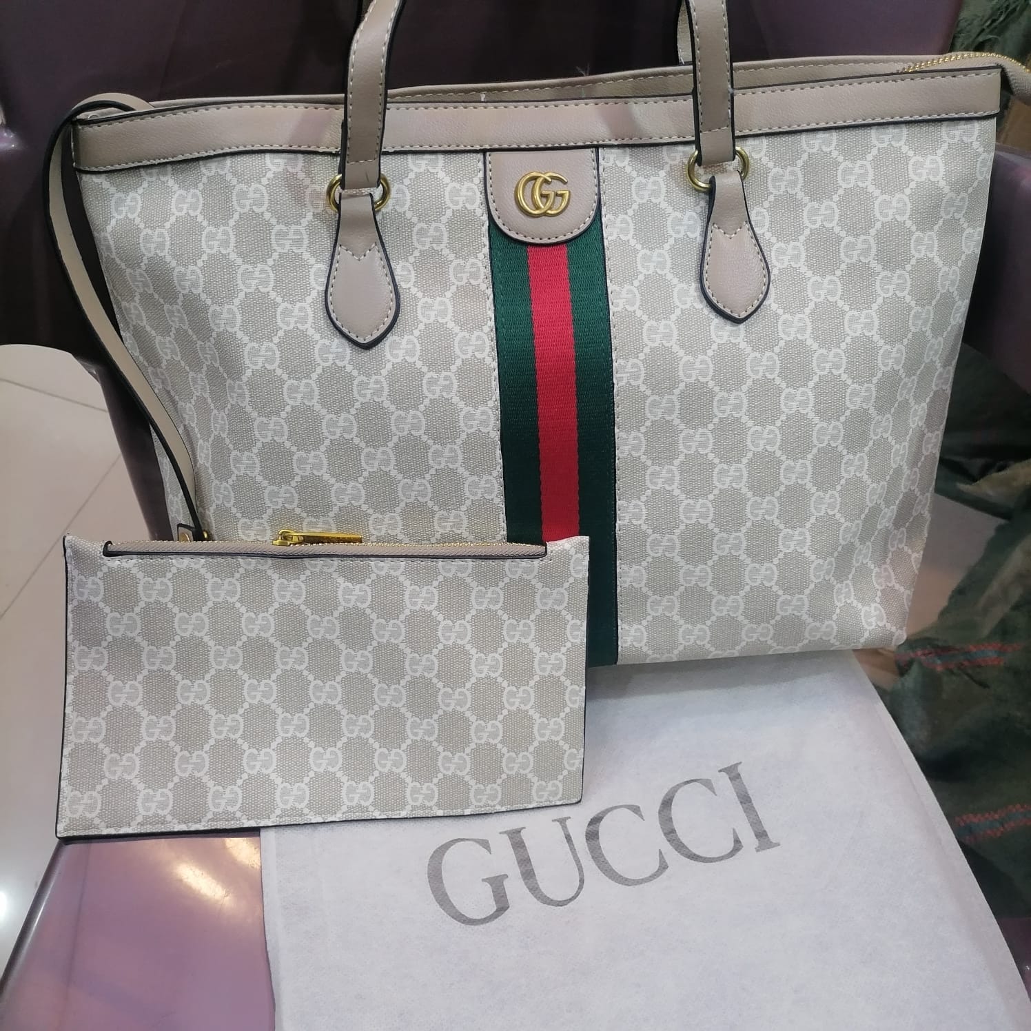GUCCI ZIPPER TOTE WITH POUCH - Image 2
